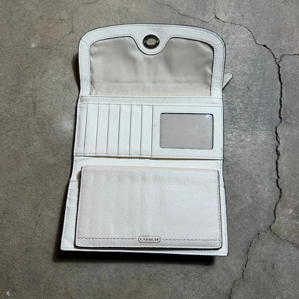 Coach White Pebbled Leather Turnlock Checkbook Wallet Y2K Silver Hardware